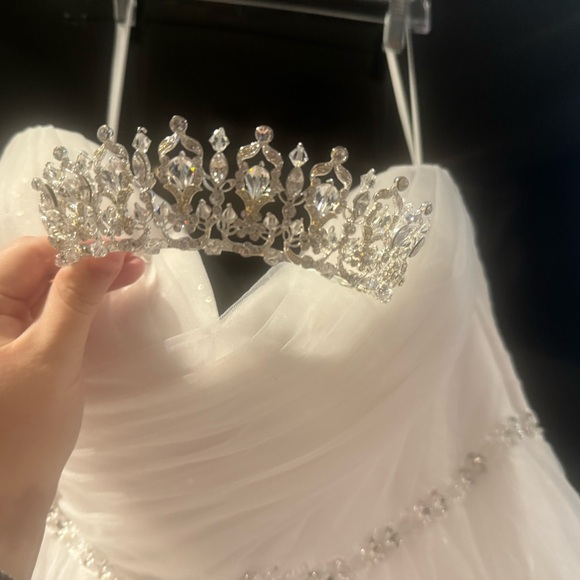 Size 22 wedding ball gown. Perfect condition comes with matching veil and tiara - Picture 3 of 8